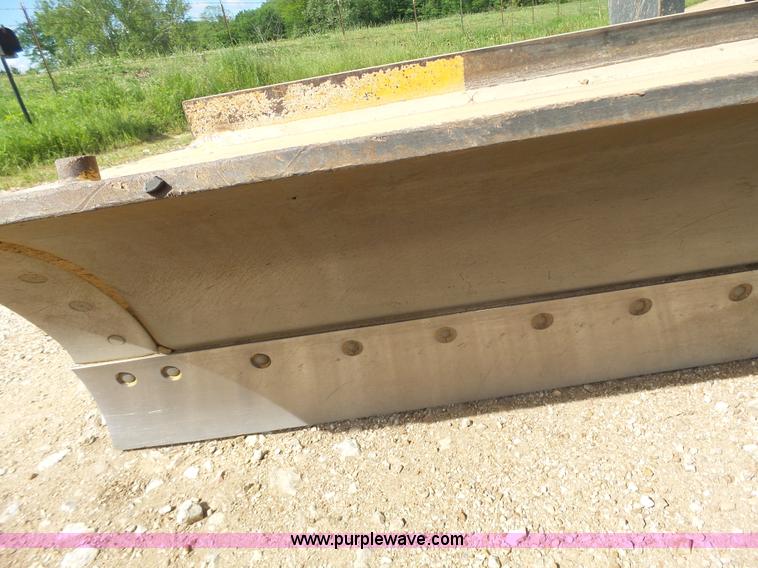 image for item L6081 2005 John Deere 770D motor grader