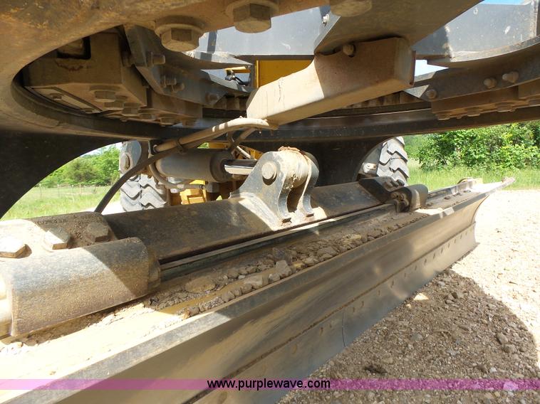 image for item L6081 2005 John Deere 770D motor grader