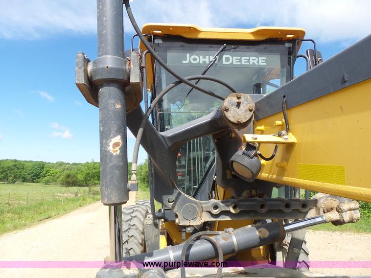 image for item L6081 2005 John Deere 770D motor grader