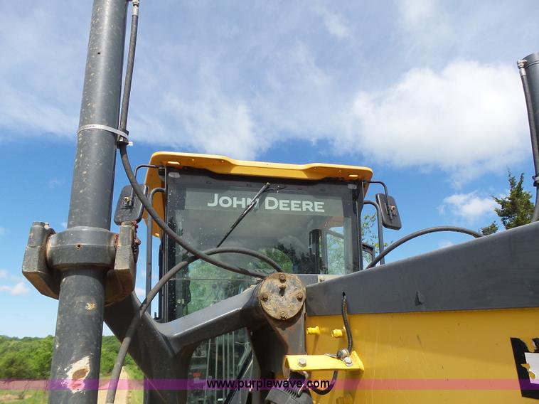 image for item L6081 2005 John Deere 770D motor grader