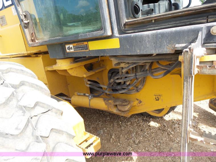 image for item L6081 2005 John Deere 770D motor grader
