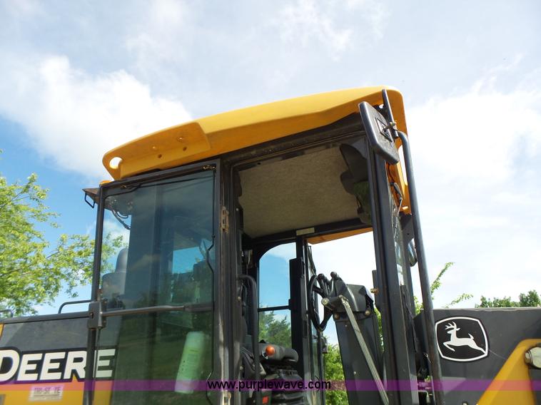 image for item L6081 2005 John Deere 770D motor grader