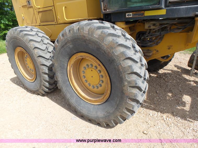 image for item L6081 2005 John Deere 770D motor grader