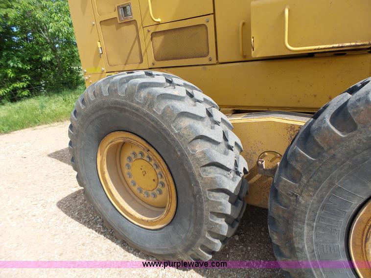 image for item L6081 2005 John Deere 770D motor grader