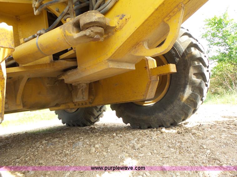 image for item L6081 2005 John Deere 770D motor grader