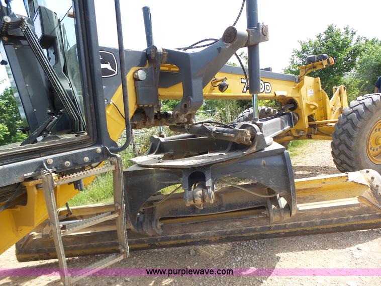 image for item L6081 2005 John Deere 770D motor grader