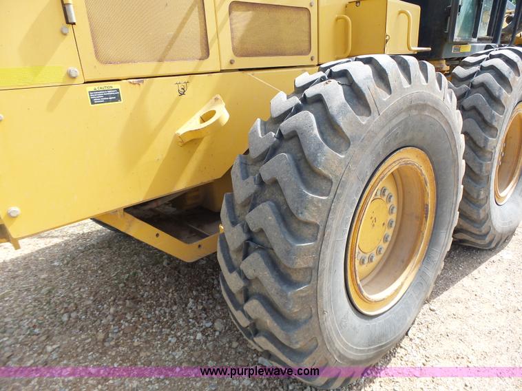 image for item L6081 2005 John Deere 770D motor grader