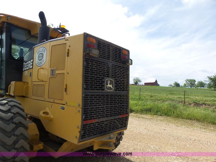 image for item L6081 2005 John Deere 770D motor grader