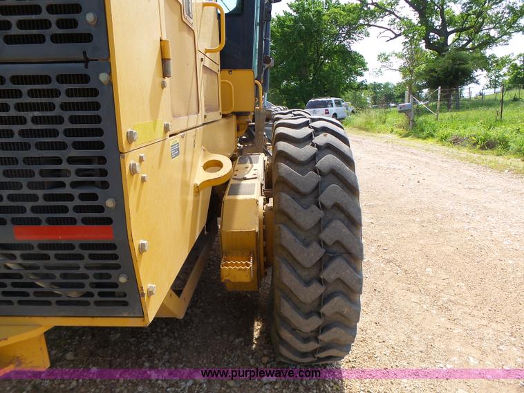 image for item L6081 2005 John Deere 770D motor grader