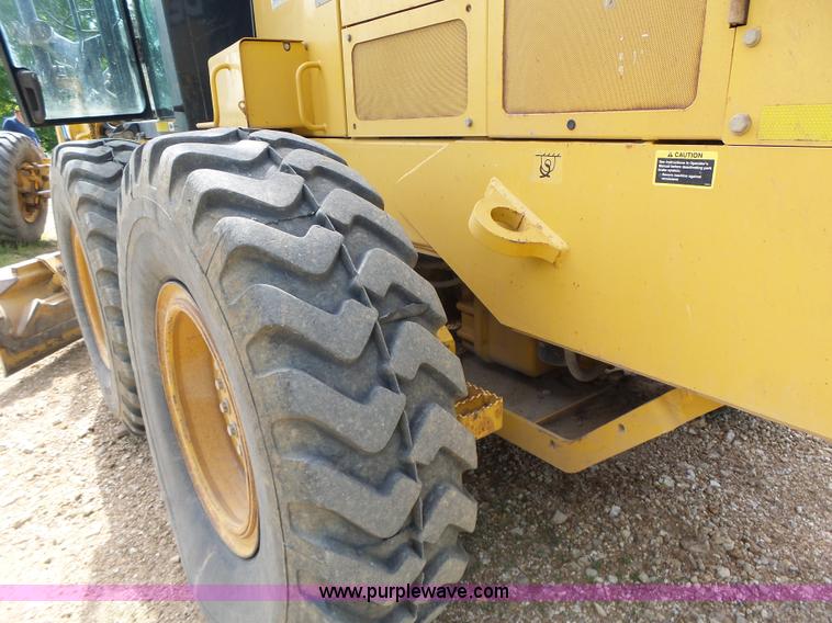 image for item L6081 2005 John Deere 770D motor grader