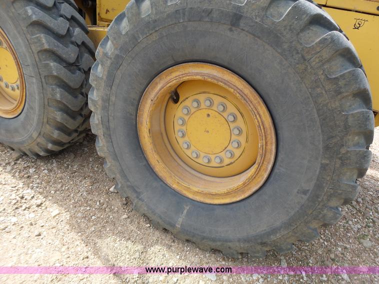 image for item L6081 2005 John Deere 770D motor grader