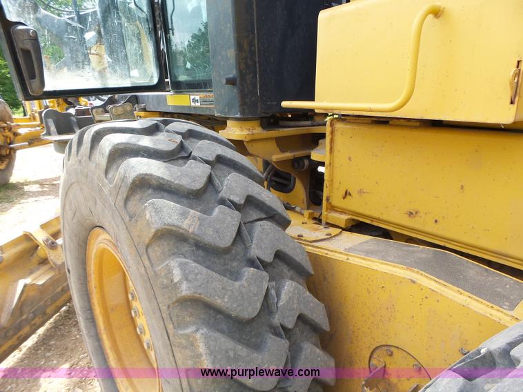 image for item L6081 2005 John Deere 770D motor grader