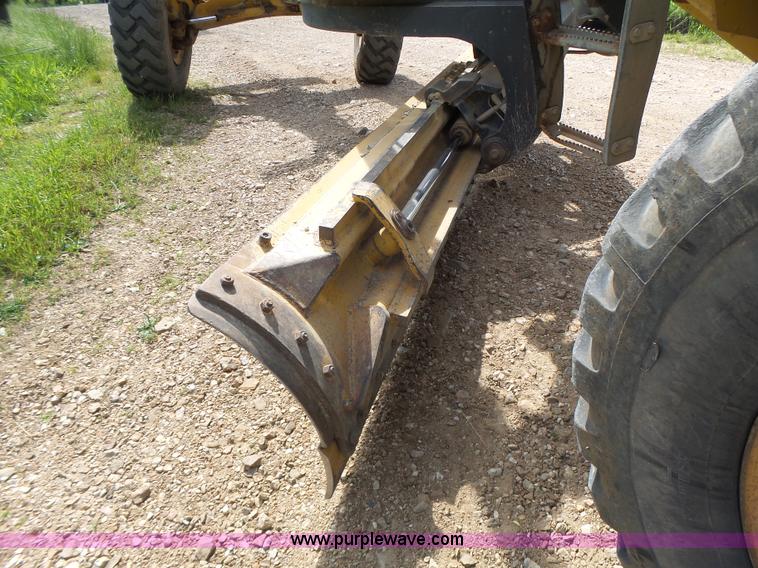 image for item L6081 2005 John Deere 770D motor grader