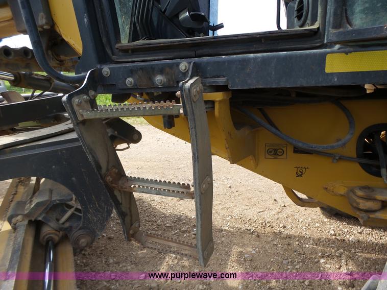 image for item L6081 2005 John Deere 770D motor grader