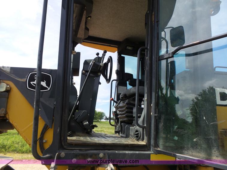 image for item L6081 2005 John Deere 770D motor grader