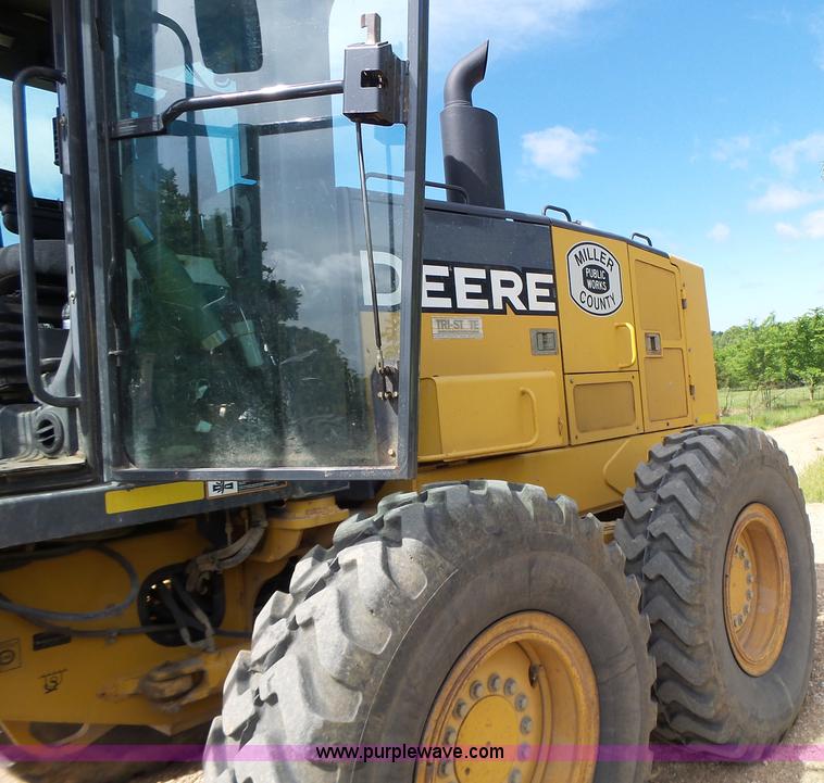 image for item L6081 2005 John Deere 770D motor grader