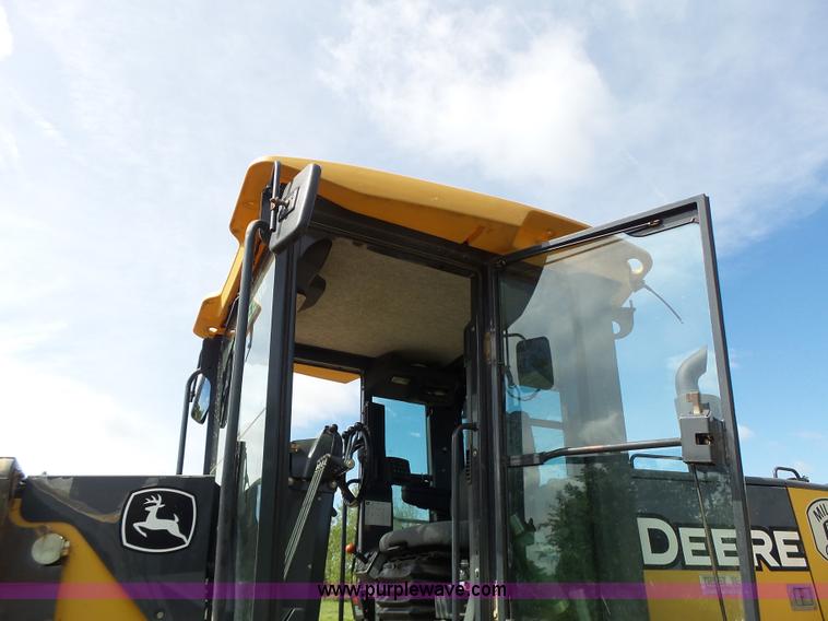 image for item L6081 2005 John Deere 770D motor grader