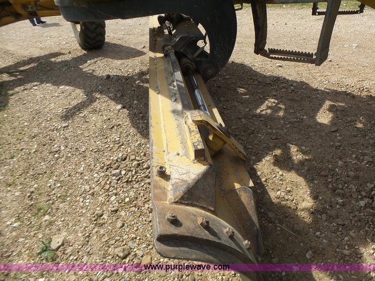 image for item L6081 2005 John Deere 770D motor grader