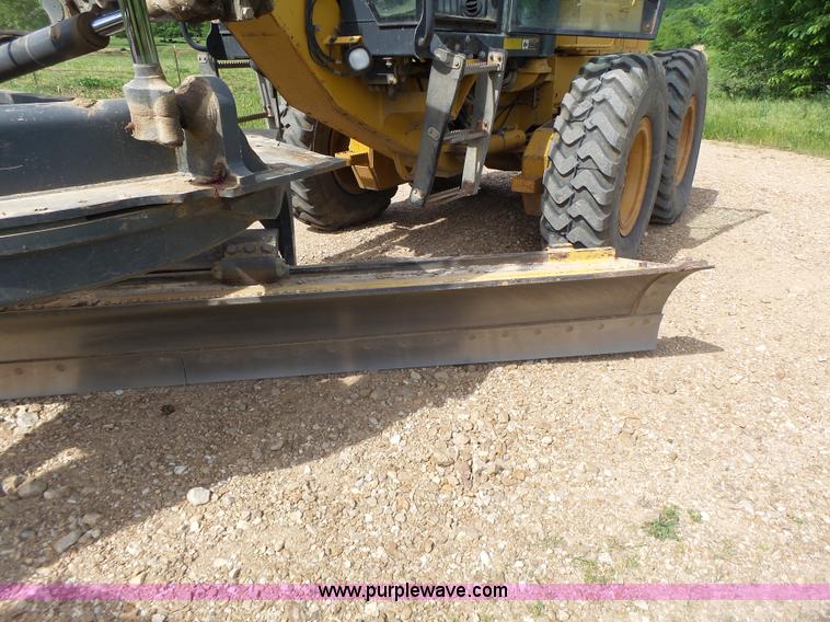 image for item L6081 2005 John Deere 770D motor grader