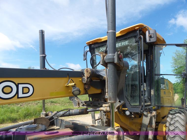 image for item L6081 2005 John Deere 770D motor grader