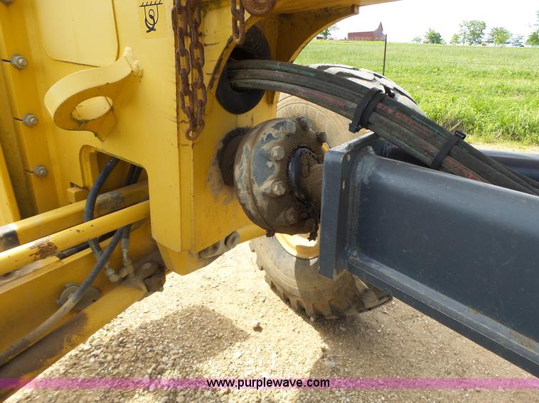 image for item L6081 2005 John Deere 770D motor grader