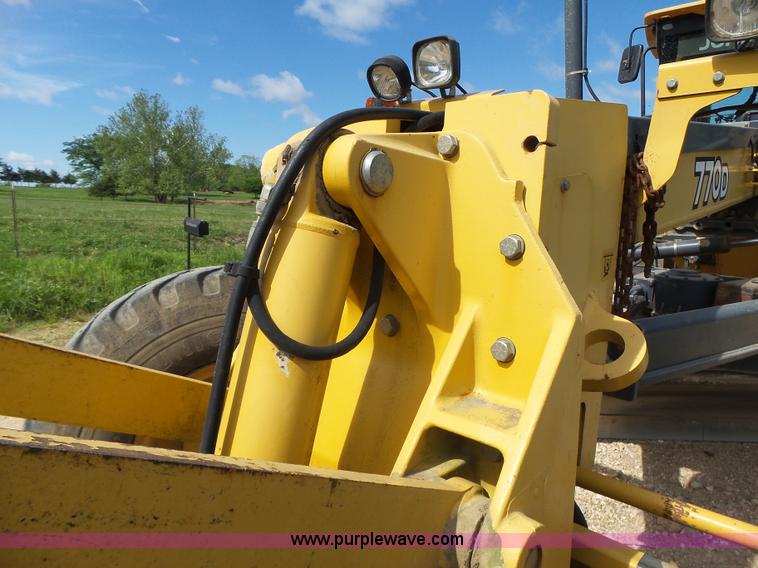 image for item L6081 2005 John Deere 770D motor grader