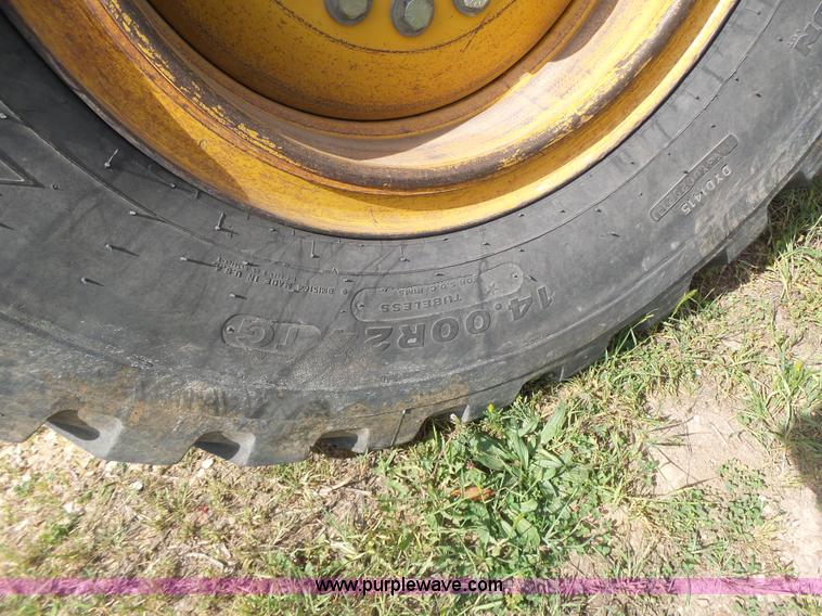 image for item L6081 2005 John Deere 770D motor grader