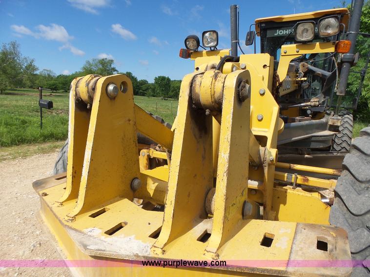 image for item L6081 2005 John Deere 770D motor grader