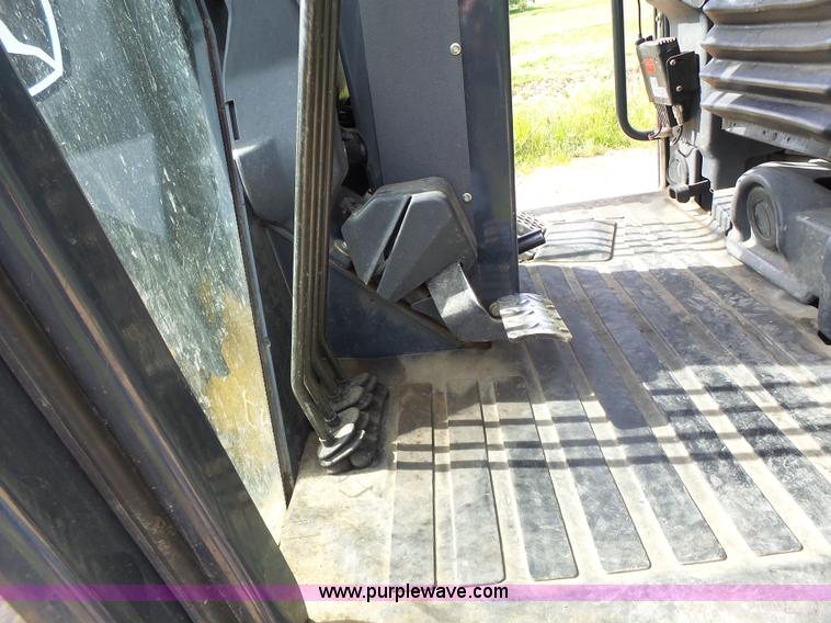 image for item L6081 2005 John Deere 770D motor grader