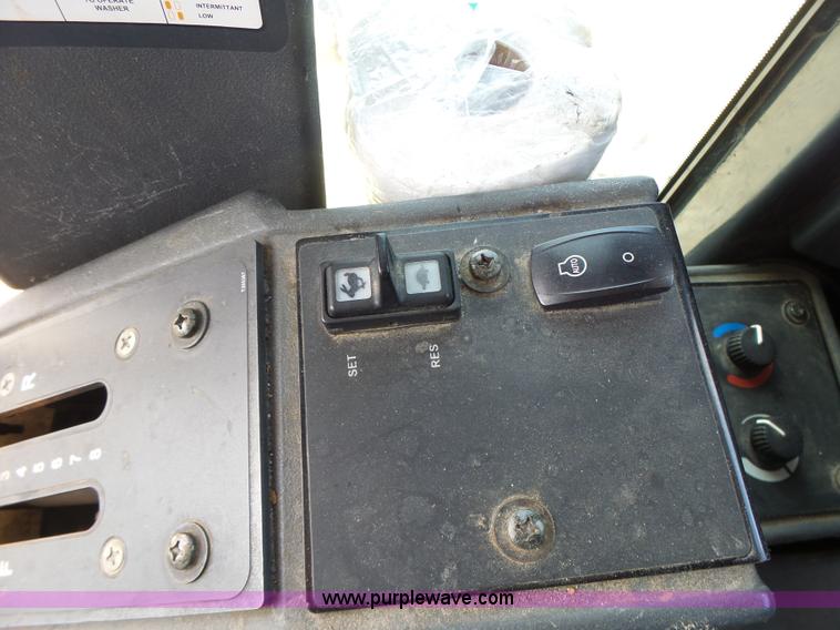 image for item L6081 2005 John Deere 770D motor grader