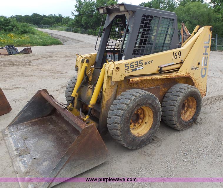 image for item L6085 Gehl SL5635 SXT skid steer