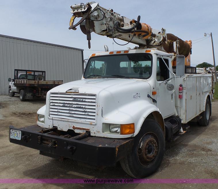 image for item L6086 1990 International 4900 digger derrick truck