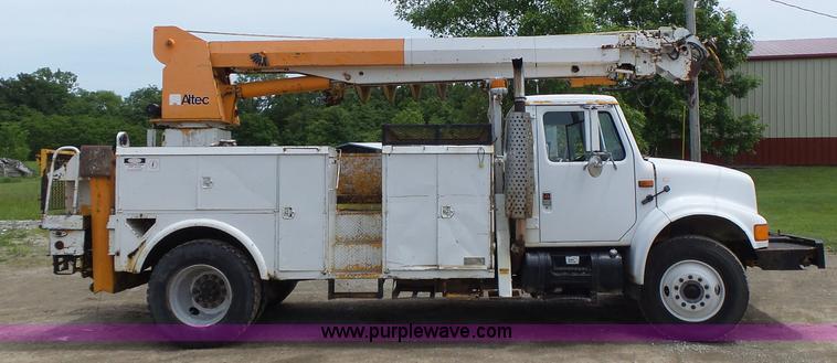 image for item L6086 1990 International 4900 digger derrick truck