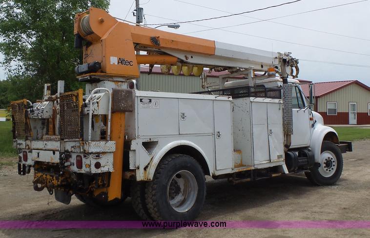 image for item L6086 1990 International 4900 digger derrick truck