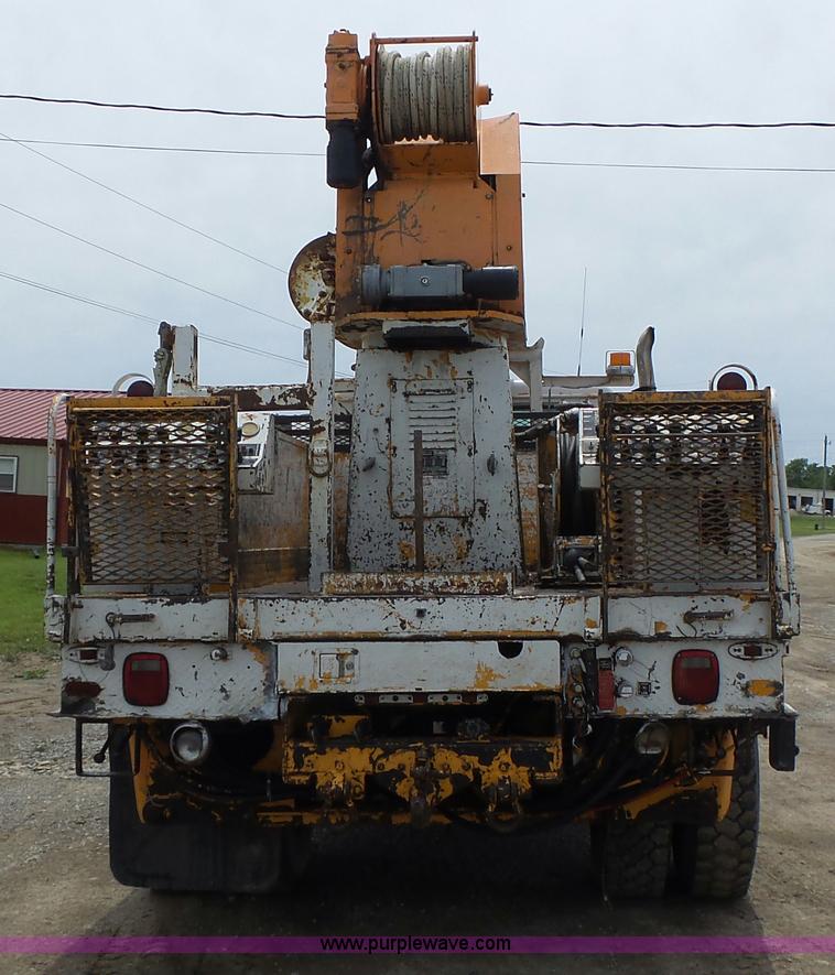 image for item L6086 1990 International 4900 digger derrick truck