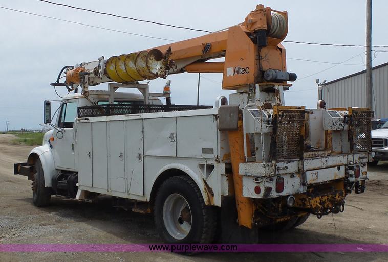 image for item L6086 1990 International 4900 digger derrick truck