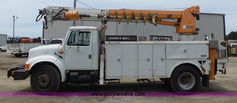 image for item L6086 1990 International 4900 digger derrick truck