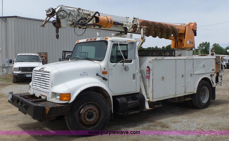 image for item L6086 1990 International 4900 digger derrick truck