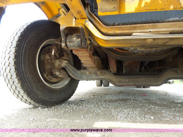 image for item L6086 1990 International 4900 digger derrick truck