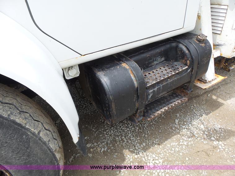 image for item L6086 1990 International 4900 digger derrick truck