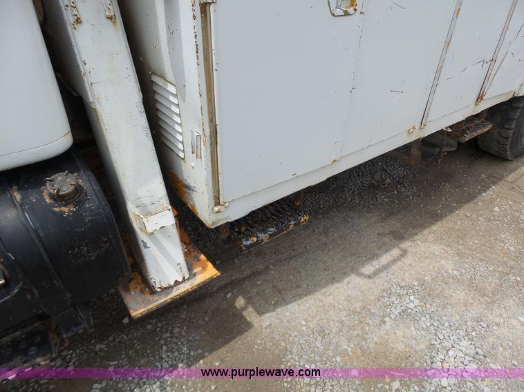 image for item L6086 1990 International 4900 digger derrick truck