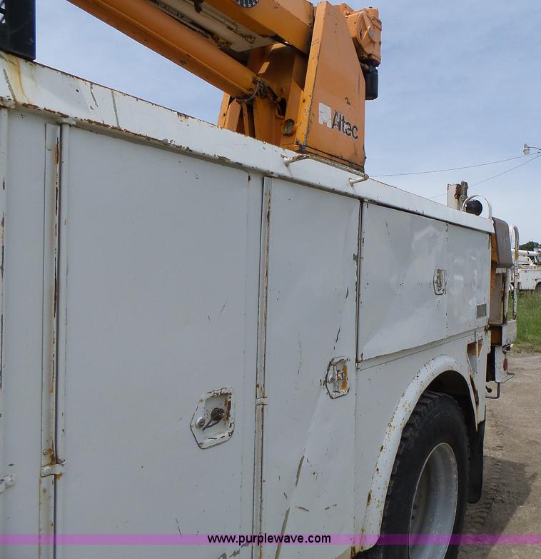 image for item L6086 1990 International 4900 digger derrick truck