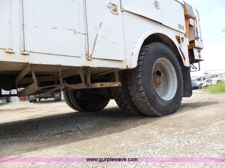 image for item L6086 1990 International 4900 digger derrick truck