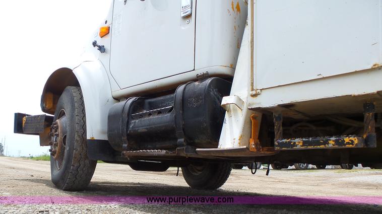 image for item L6086 1990 International 4900 digger derrick truck