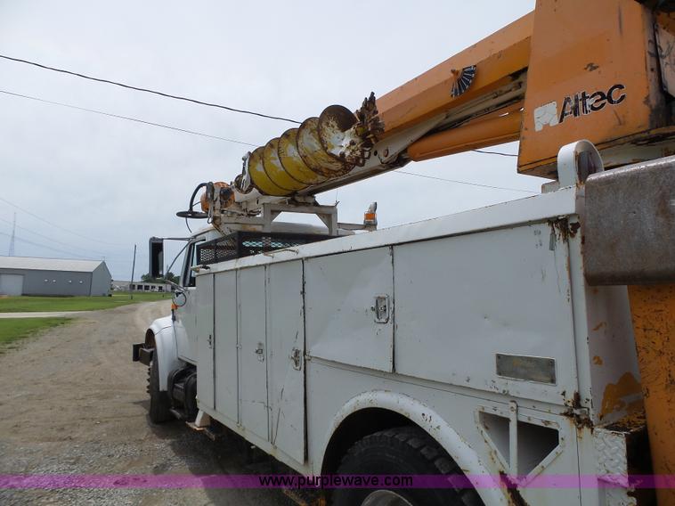 image for item L6086 1990 International 4900 digger derrick truck