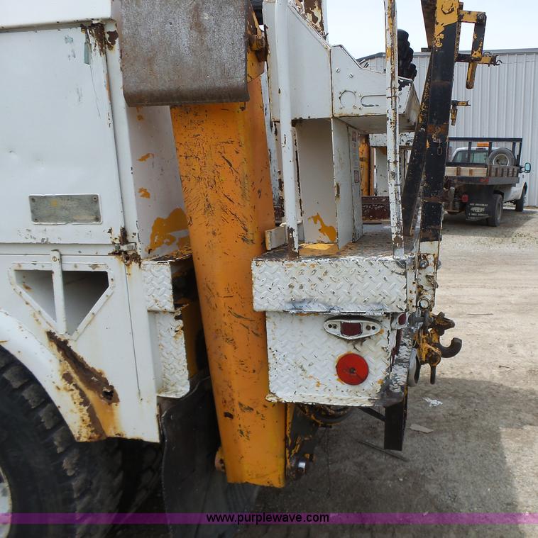 image for item L6086 1990 International 4900 digger derrick truck