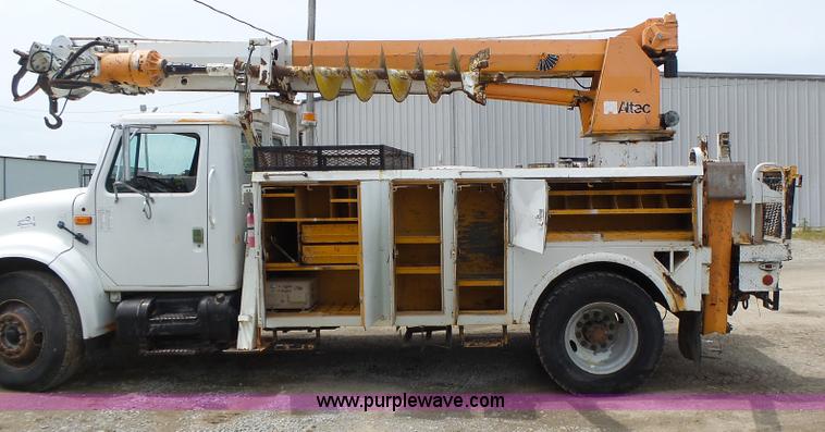 image for item L6086 1990 International 4900 digger derrick truck