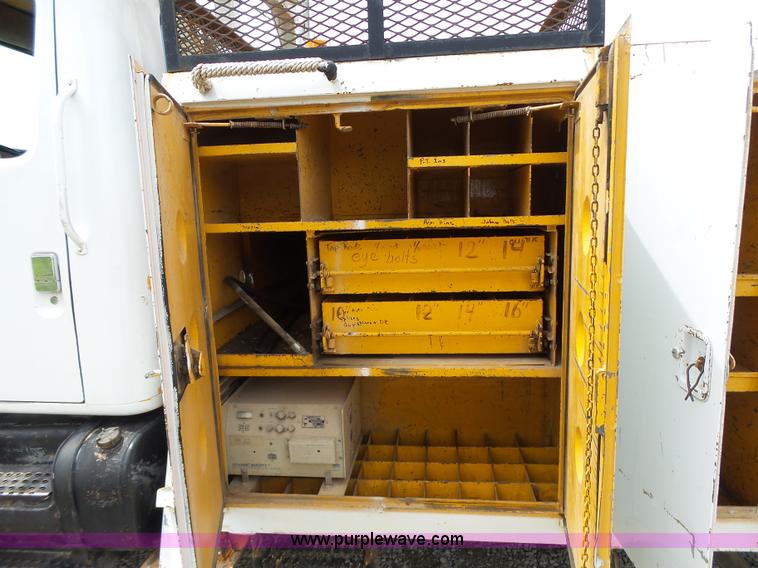 image for item L6086 1990 International 4900 digger derrick truck