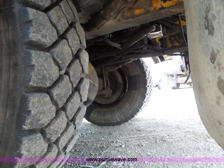 image for item L6086 1990 International 4900 digger derrick truck