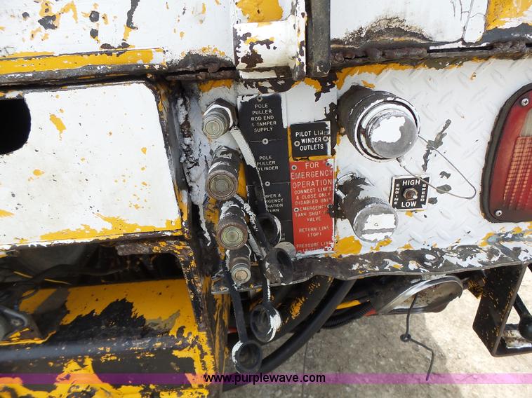 image for item L6086 1990 International 4900 digger derrick truck